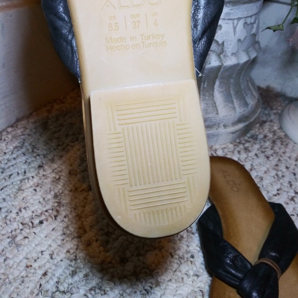 3/$18 Aldo Classic Black & Brown Soft Leather Flip flops - Picture 9 of 10